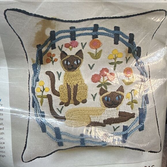 Vintage Erica Wilson Crewel Kit Cats Pillow / Tote Bag No. 6901 NOS - Picture 1 of 4